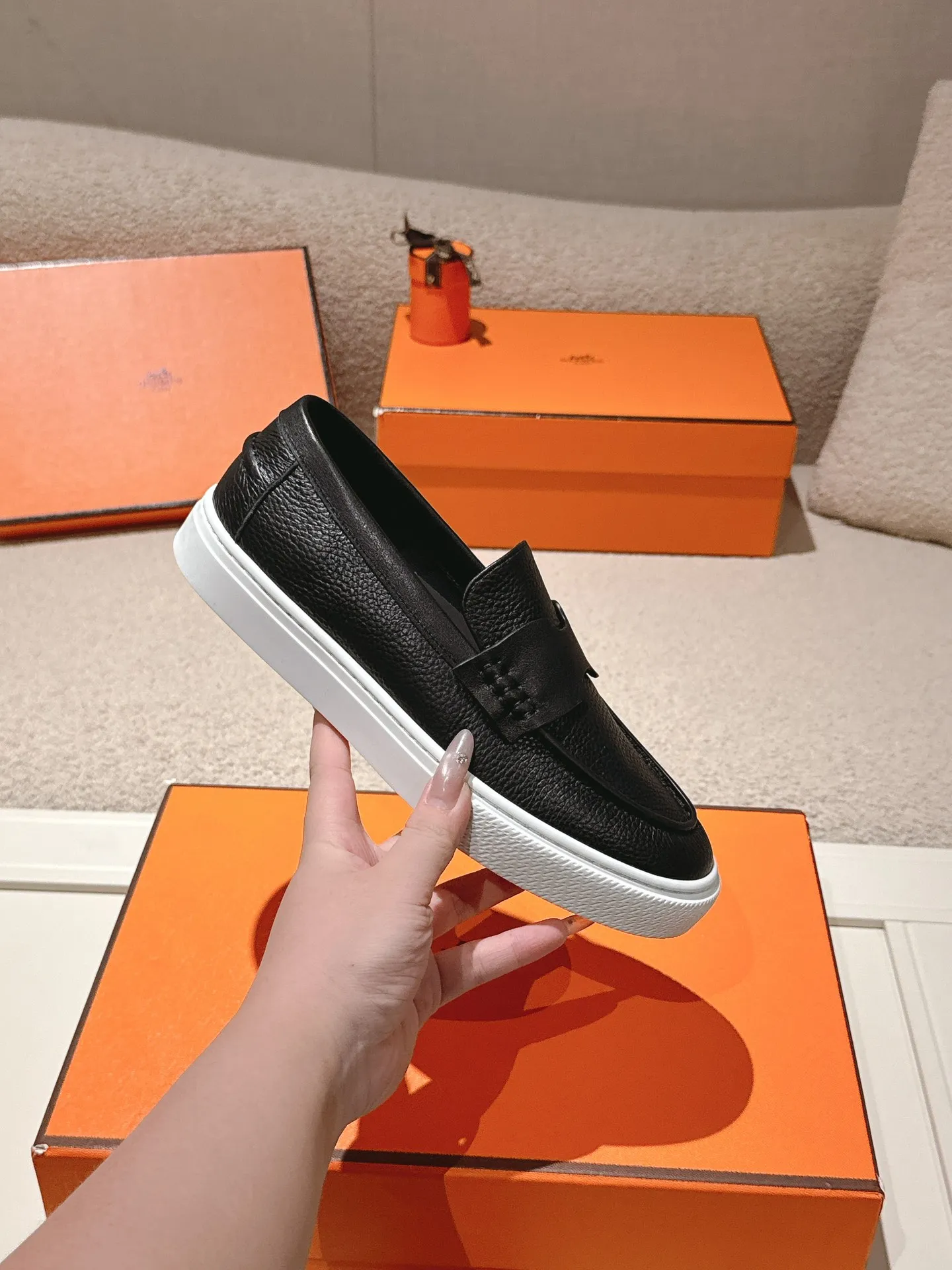 Men's men's shoes P620! Hermes# Thick Sole Couple Loafers These lace-up free sneakers in calfskin and washed denim feature signature "H" details. The design is simple and smooth, creating a fashionable urban look. It is comfortable and versatile. H family classics are not outdated, and the delivery counter is beautifully packaged🛍📦 Fabric: Original customized washed denim/first-layer cowhide Lining: Imported soft sheepskin Sole: Original open-molded anti-slip TPU material Size: 35-45